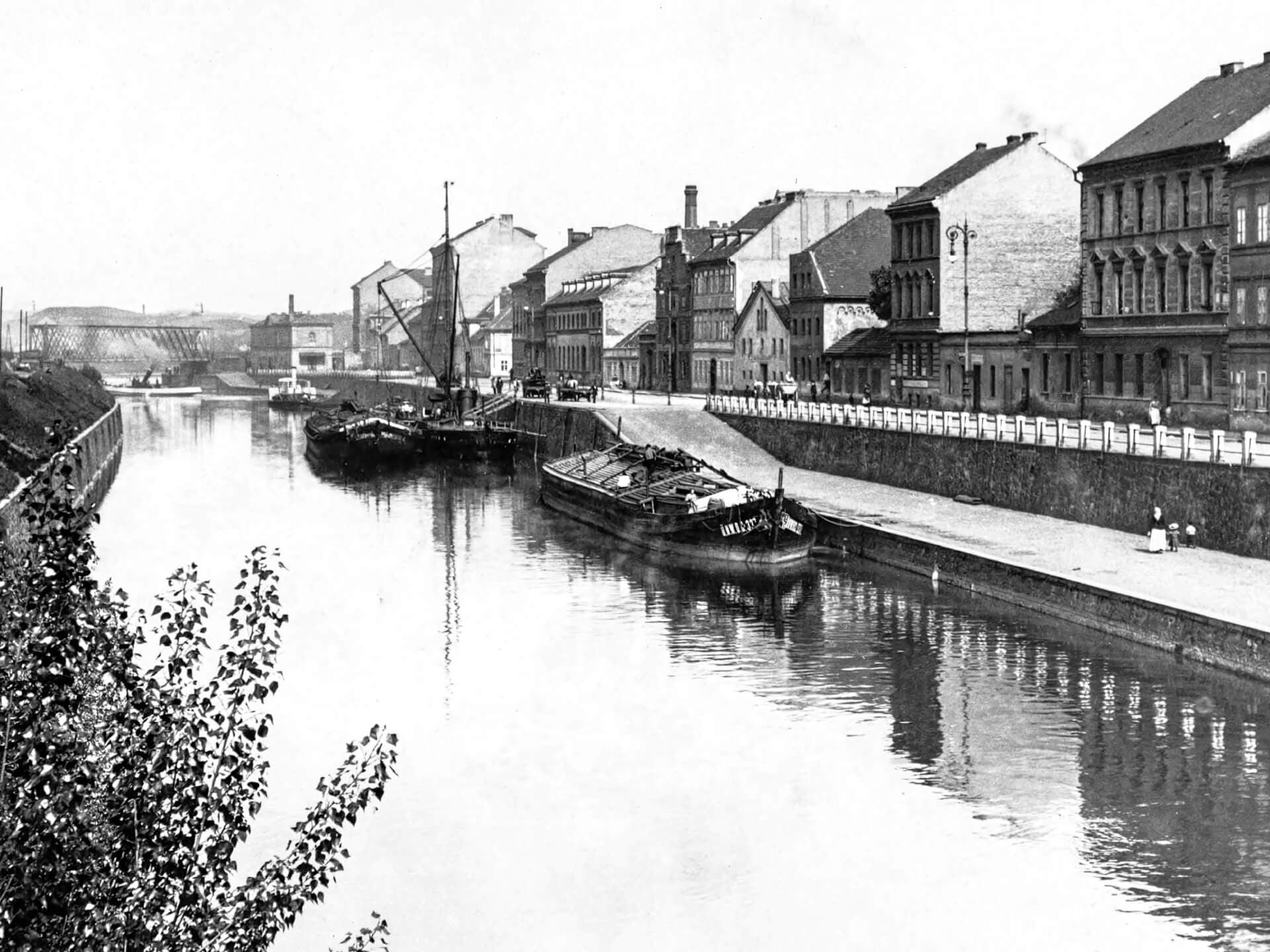 V Karlínském přístavu bylo ročně naloženo a vyloženo přes 280 lodí