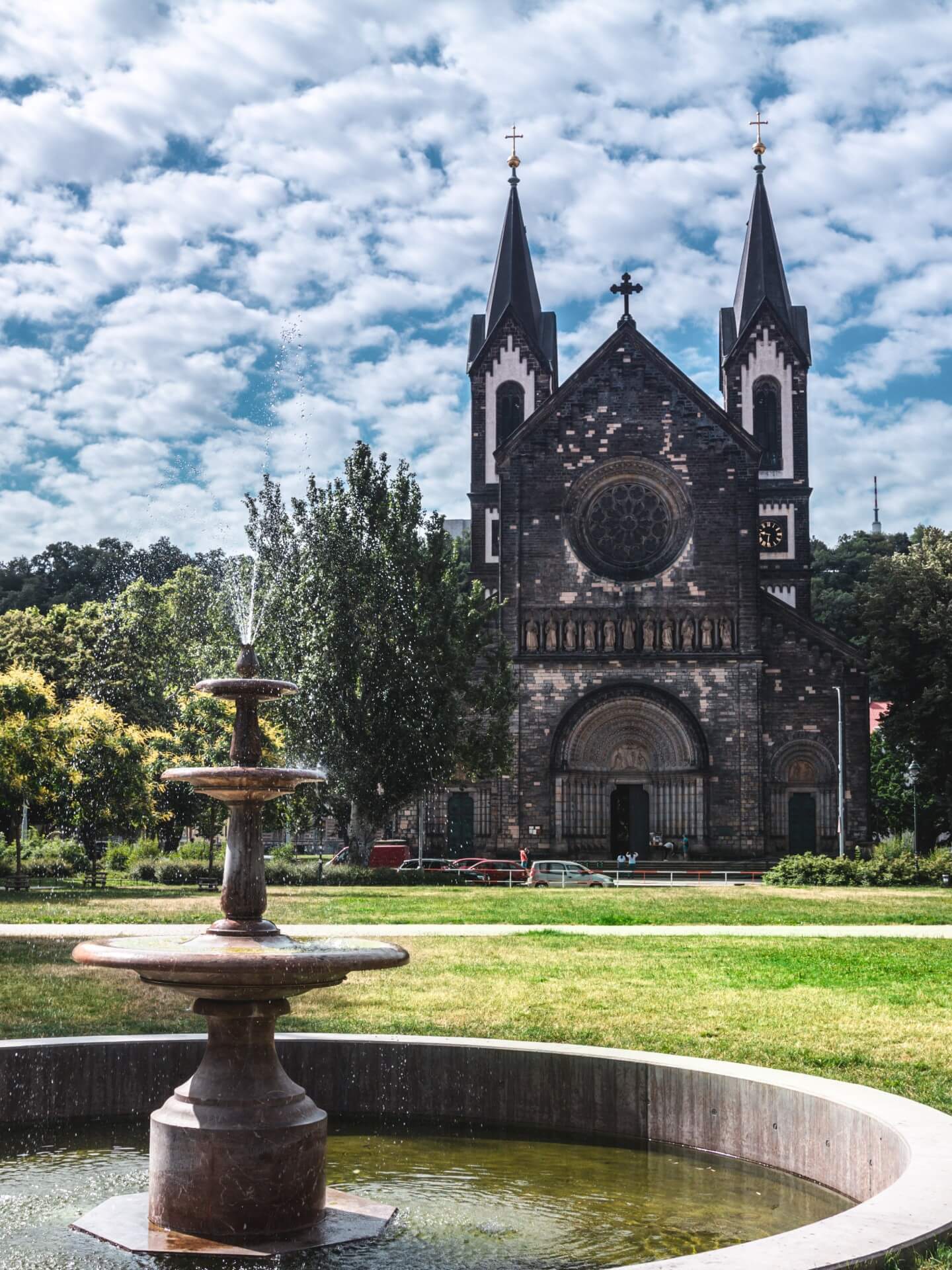 Kostel svatých Cyrila a Metoděje je přirozenou dominantou Karlínského náměstí